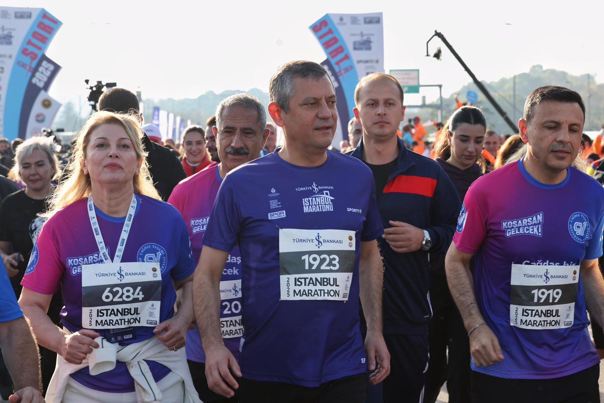 1923 numaralı koşucu Özgür Özel ve 1919 numaralı koşucu Özgür Çelik :)