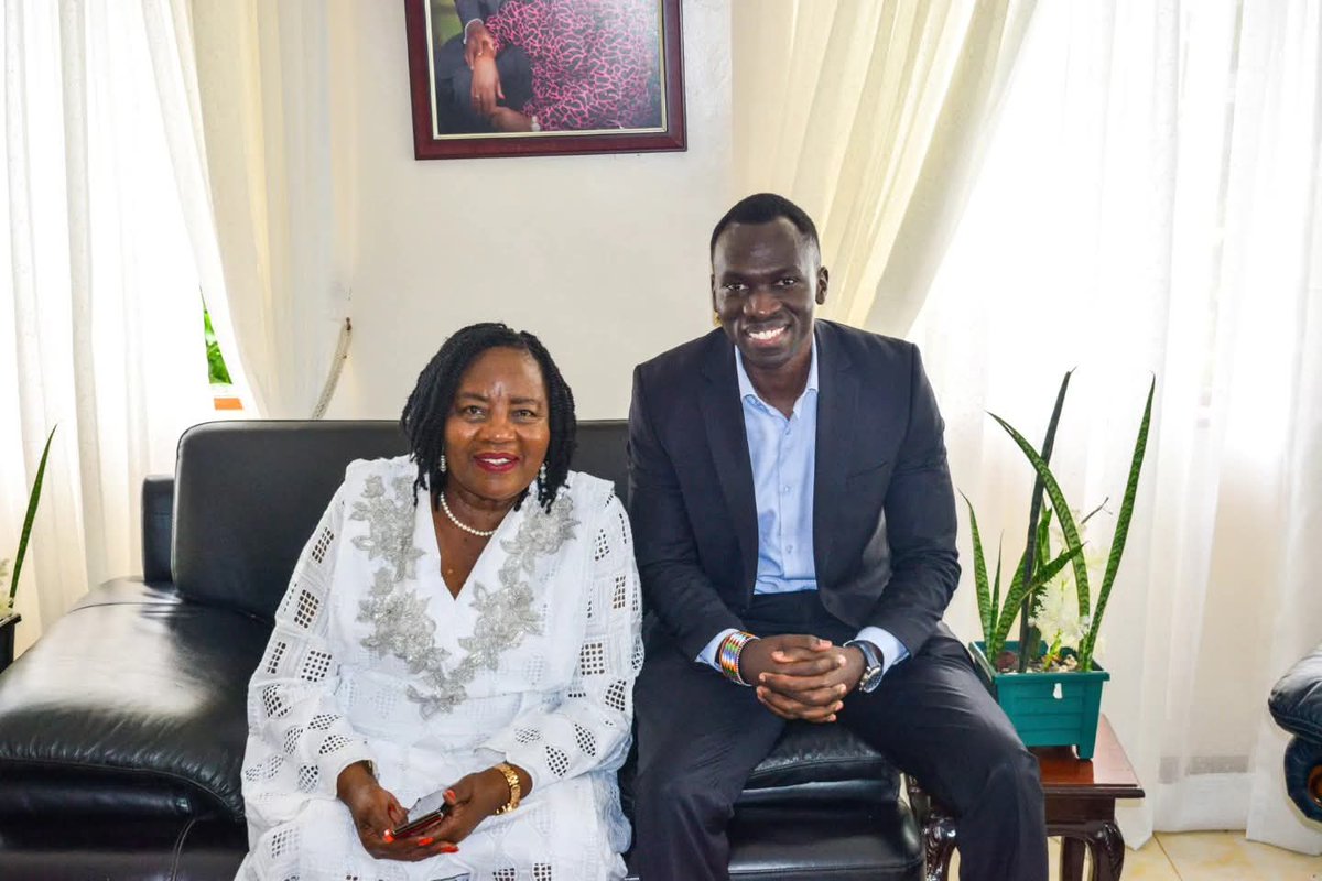 FriendsofRAO's tweet image. Citizen TV maestro @TrevorOmbija
brightens Min Piny with a smile 
#RIPRailaOdinga