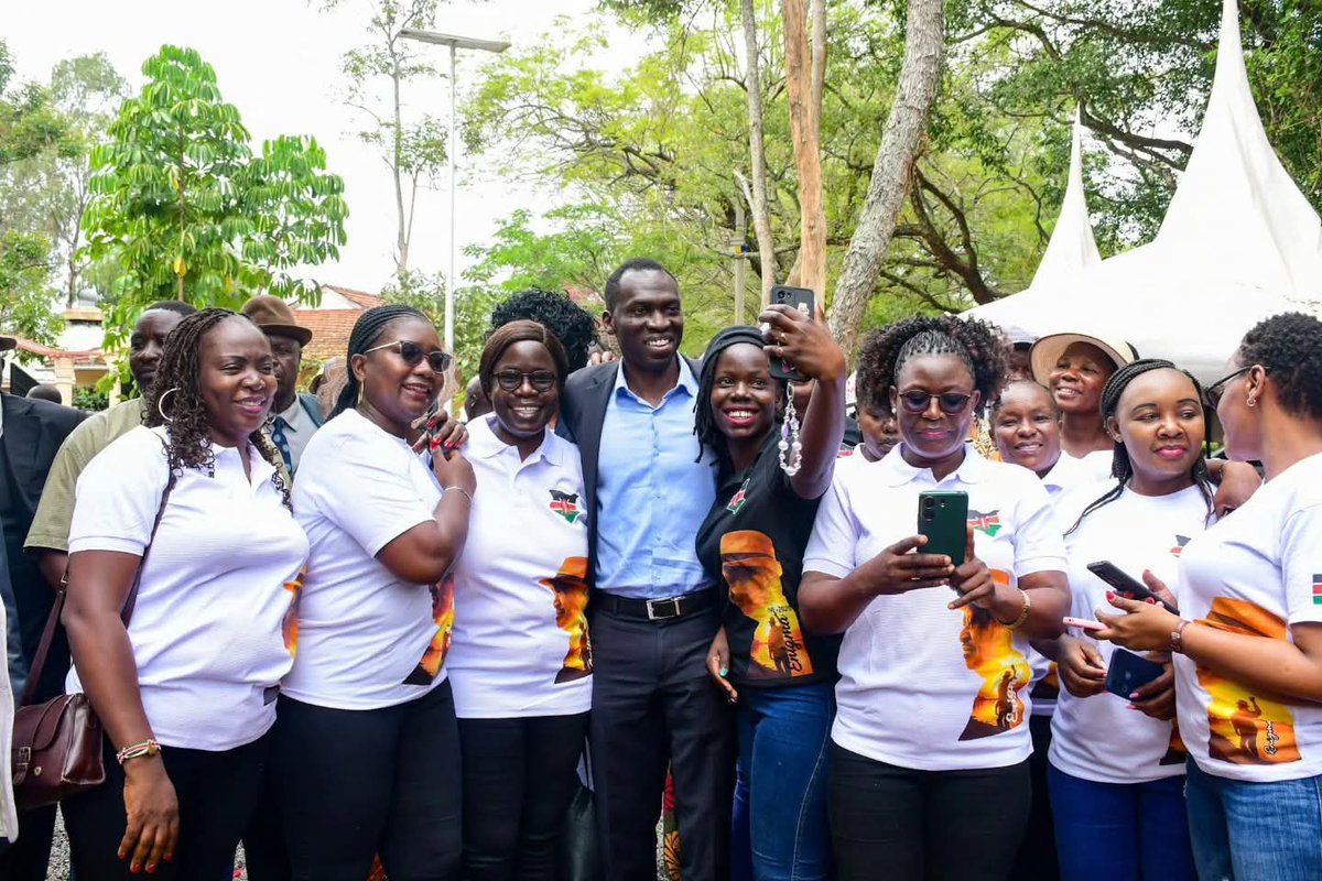 FriendsofRAO's tweet image. Citizen TV maestro @TrevorOmbija
brightens Min Piny with a smile 
#RIPRailaOdinga