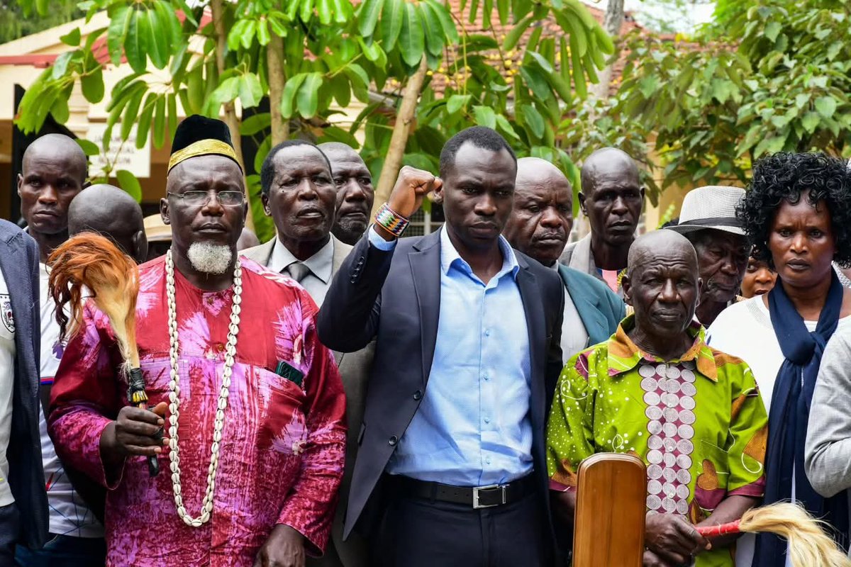 FriendsofRAO's tweet image. Citizen TV maestro @TrevorOmbija
brightens Min Piny with a smile 
#RIPRailaOdinga