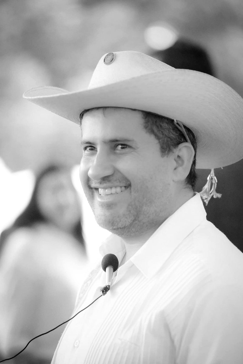 Lamentamos la pérdida de Carlos Manzo, Pte municipal de Uruapan, Mich.
Nuestra solidaridad con su familia y su pueblo.

Rechazamos los intentos de la derecha por lucrar políticamente con el dolor ajeno, cómo lo ha hecho <a href="/AlvarezMaynez/">Jorge Álvarez Máynez</a>.
La memoria de Carlos merece respeto.