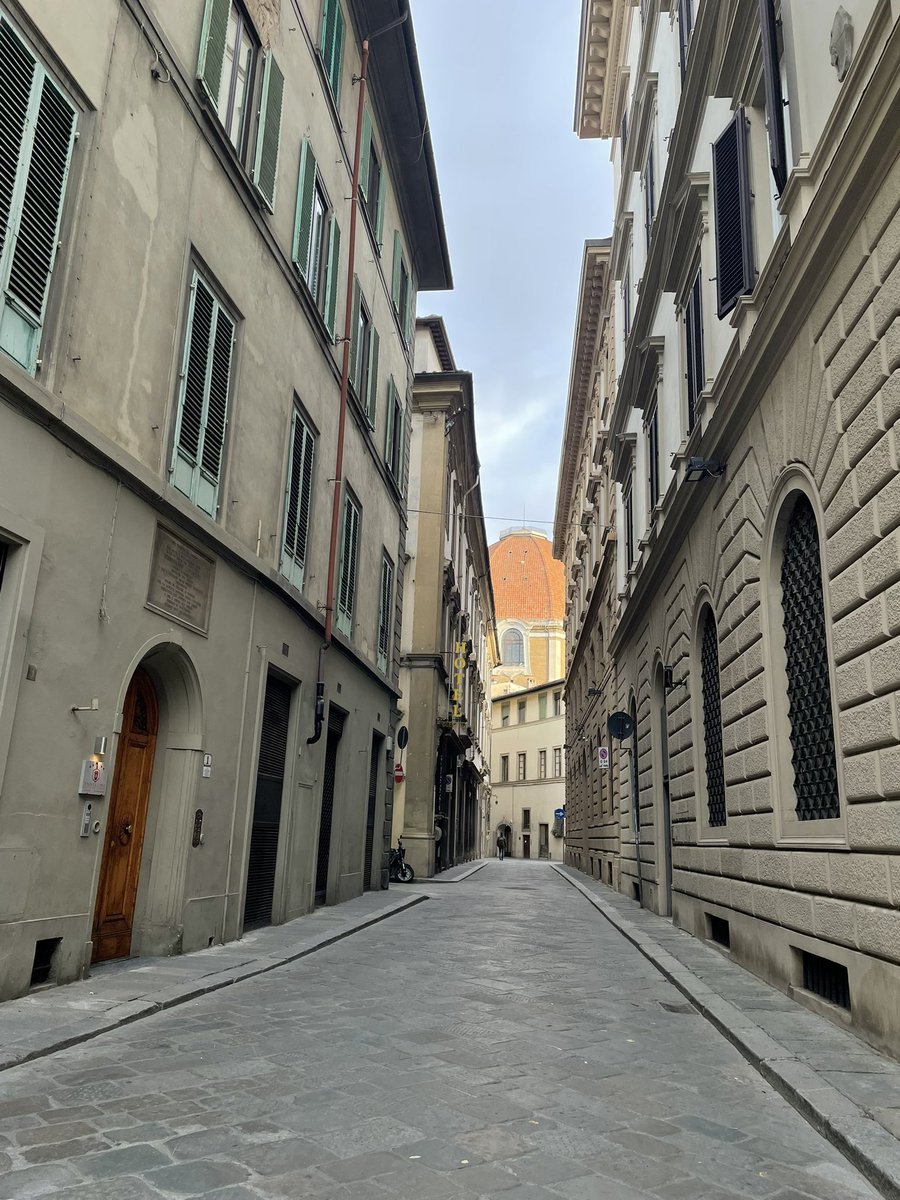 フィレンツェ　凱旋門 メリーゴーランドと凱旋門のような門。Firenzeを実感