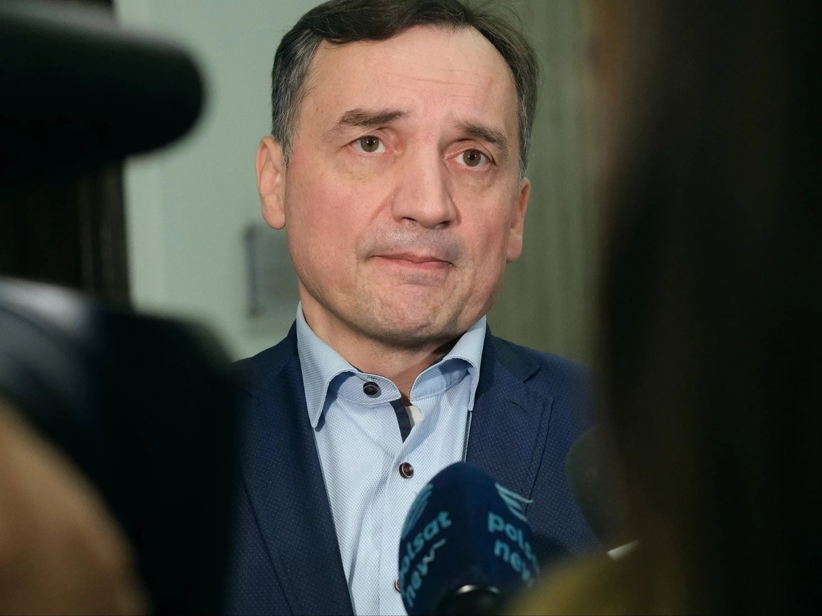 Wśród dowodów, którymi dysponują prokuratorzy w sprawie <a href="/ZiobroPL/">Zbigniew Ziobro | SP</a> ,znajdują się:dokumenty, pendrive’y, grafik Zbyszka, nagrania rozmów, maile, raport NIK, zeznania świadków, świadka koronnego i podejrzanych,a także plik „kto ile dostaje” z Funduszu Sprawirdliwości, dotyczący.