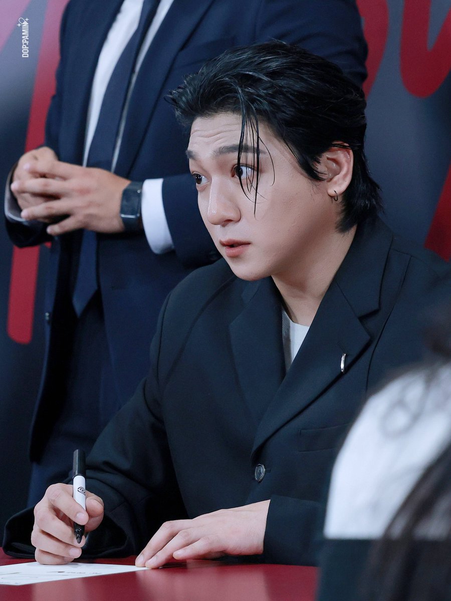 The face he made when her woman told him:
"Jadi aku tuh nanti kerjanya bareng si ini (proceeding to mention a name he ever got jealous of), kami berdua satu tim.". Dibalesnya "Apa, Sayang? Ulang lagi.". 

Raised eyebrows, deep baritone, and pair of eyes latched on her.