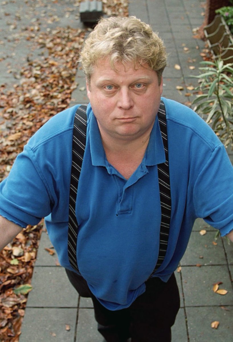 Vermoord… om een filmpje. Laat dat eens bezinken. Dood. Vanwege een filmpje. Vandaag al 21 jaar geleden. En we zijn er sindsdien niet dapperder op geworden. Hij zou nu 68 zijn geweest.