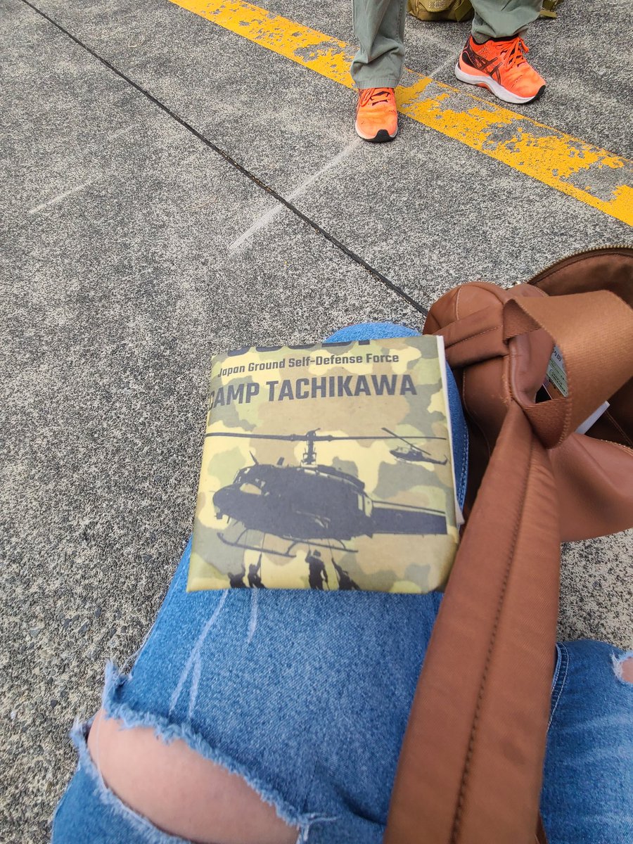 meme_jsdf's tweet photo. 今日は立川駐屯地の航空祭に行ってきました。
凄い楽しかったです。
前に私が書いた記事を読んで下さった方が自衛隊に興味を持ったとお声をかけて貰って嬉しかった。ヘリ部隊は災害救援でとても重要なお仕事をします。
いつもありがとうと感謝の気持ちとカッコいい❗って思う１日でした！ https://t.co/Euqt8zWMEF