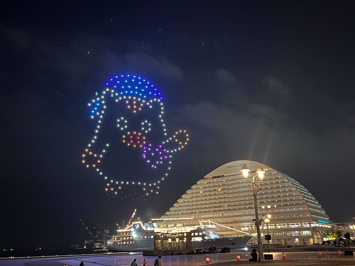 KobeU_stu_PRT's tweet image. 10月の神大🍠
後期が始まりました！秋が深まって来ましたね🍁
今回は10/7にメリケンパークで大倉山祭の前夜祭として行われたドローンショーの様子をお届けします✨
11月には六甲祭や第3クォーター試験などイベントが目白押しですが、季節の変わり目ですので体調に気をつけて過ごしてくださいね🍁