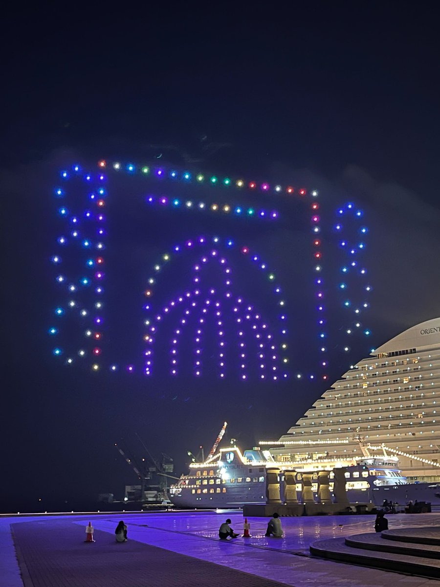 KobeU_stu_PRT's tweet image. 10月の神大🍠
後期が始まりました！秋が深まって来ましたね🍁
今回は10/7にメリケンパークで大倉山祭の前夜祭として行われたドローンショーの様子をお届けします✨
11月には六甲祭や第3クォーター試験などイベントが目白押しですが、季節の変わり目ですので体調に気をつけて過ごしてくださいね🍁