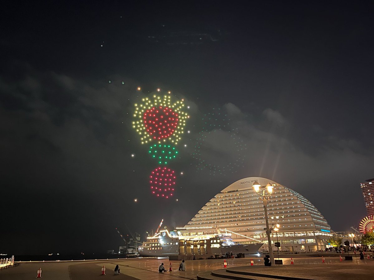 KobeU_stu_PRT's tweet image. 10月の神大🍠
後期が始まりました！秋が深まって来ましたね🍁
今回は10/7にメリケンパークで大倉山祭の前夜祭として行われたドローンショーの様子をお届けします✨
11月には六甲祭や第3クォーター試験などイベントが目白押しですが、季節の変わり目ですので体調に気をつけて過ごしてくださいね🍁