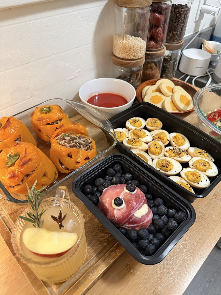 itzelleyy's tweet image. this jack o’ lantern stuffed pepper might be the best thing i’ve ever made