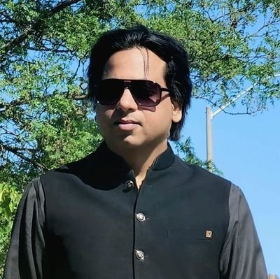 اس شخص کا نام ہے اسد چوھدری پیشے کے لحاظ سے یہ خود کو صحافی کہتا ہے 
لیکن اس کا کام ہے ن لیگ کے گوبر کو زعفران ثابت کرنا ،
آدھے آنکھیں بند کرکے دیکھوں جتنا یہ بے غیرت نظر آتا ہے اس سے زیادہ یہ کھلی آنکھوں سے بھی بے غیرت ہے ،

اینج تے پھر اینج ہی صحیح 🫵