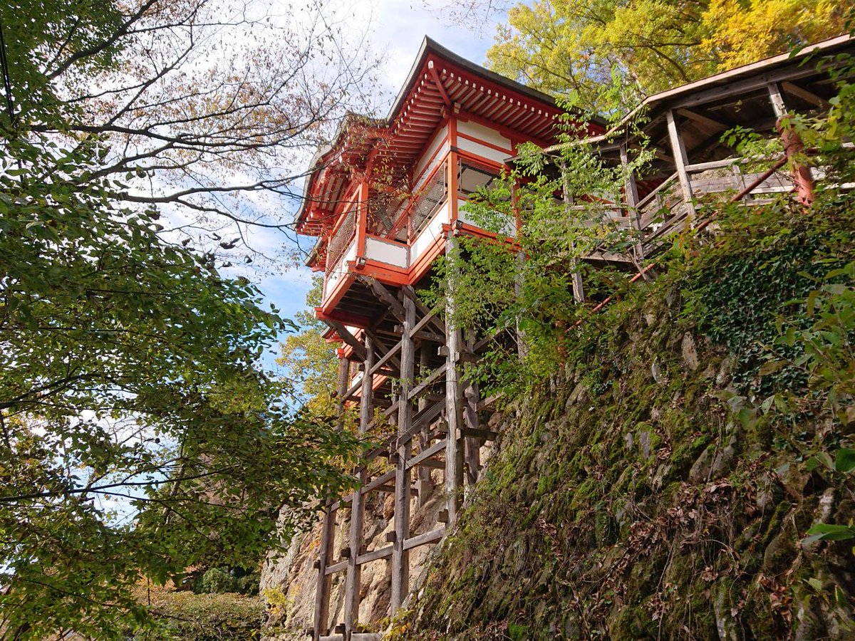 yamakobus's tweet photo. 唐松観音と山寺⛩️🍁
紅葉見頃までもう少しですね✨️
＃唐松観音　＃山寺 https://t.co/ysksBvbT9i