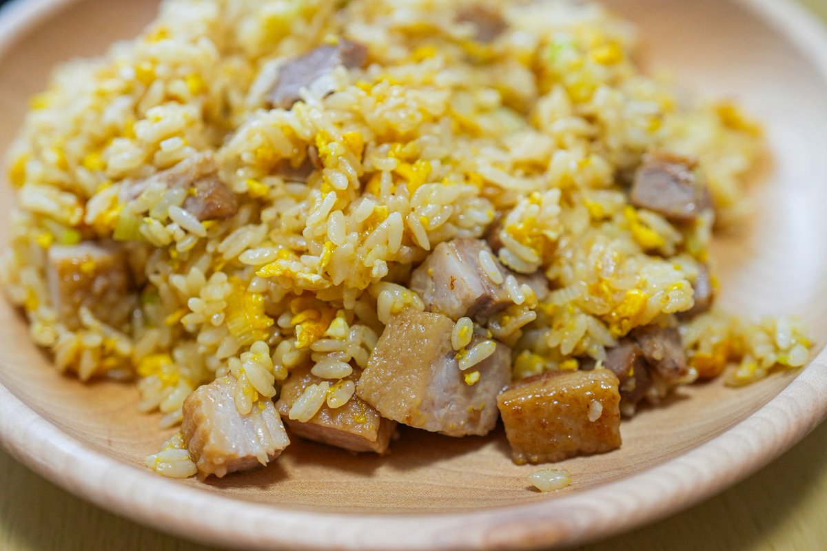 ラーメン用にチャーシュー作ったけど、意外と寒くないので、急遽チャーハンに変更。ゴロゴロ肉入りチャーハンです。