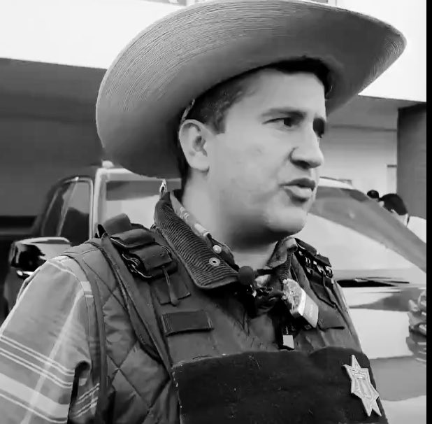 Asesinaron a #CarlosManzo.

Un alcalde que enfrentaba a los delincuentes y gandallas que atentaban contra su amado pueblo de #Uruapan.

Ese fue su error.

El gobernador <a href="/ARBedolla/">Alfredo Ramírez Bedolla</a> y la presidenta <a href="/Claudiashein/">Claudia Sheinbaum Pardo</a> LO DEJARON SOLO.

MÉXICO TIENE UN NARCOGOBIERNO Y EL MENSAJE ES CLARO.