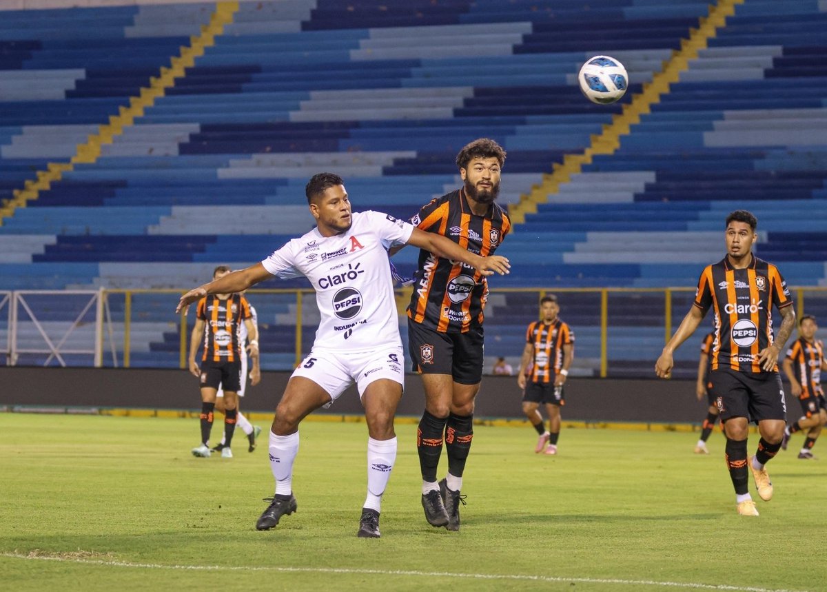 Águila vuela alto y deja al Alianza en crisis.
#LMF <a href="/cdaguilaoficial/">C.D. ÁGUILA</a> vs <a href="/AlianzaFC_sv/">Alianza Fútbol Club</a> 
masconazo.com/sports/2025/11…