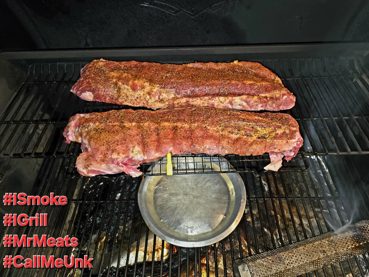 EsquireT3's tweet photo. Low & slow throughout the night. #ISmoke #IGrill #MrMeats #CallMeUnk #Traeger https://t.co/ksjVRnZHlX