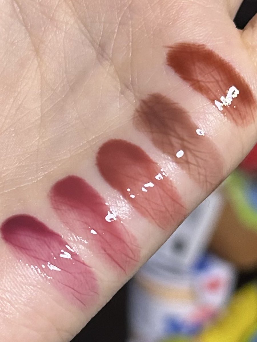 #광고 #RT이벤트

✨라카 프루티 립 글로셔너

라카에서 글로스랑 컨디셔너가 합쳐진 립제품이 나왔어유!

특히 글로우립에선 보기 드문 저채도 딥톤 컬러가 있어서 좋았어유🤤🤎

#RT 해주신 아씨님 3분께 #705, #707, #708, #709 중 원하시는 컬러 드려유!

타래로 발색 보여드릴게유