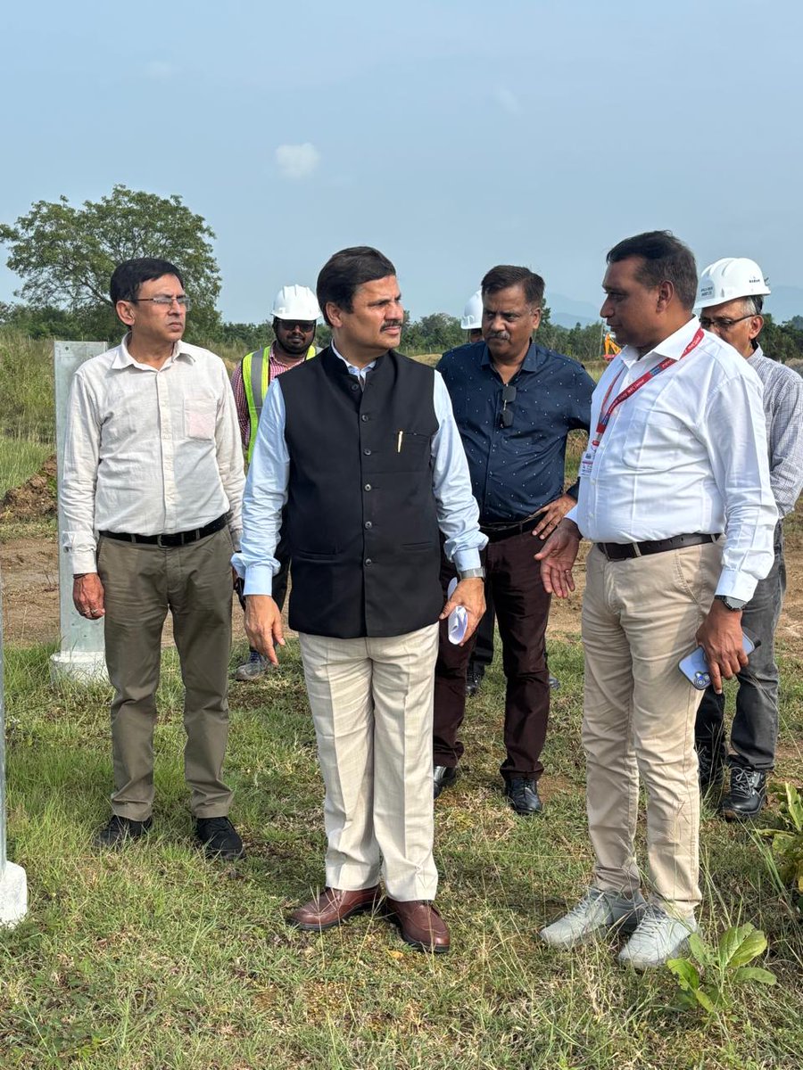 nhpcltd's tweet image. Sh. Sanjay Kumar Singh, Director (Projects), #NHPC visited Solar Project at Ganjam, Odisha on 1st November 2025 to review the status of works. 
During the visit, Sh. Bidya Dhar Moharana, HOP apprised Director (Projects) about the ongoing activities of the Project. 

Sh. Singh…