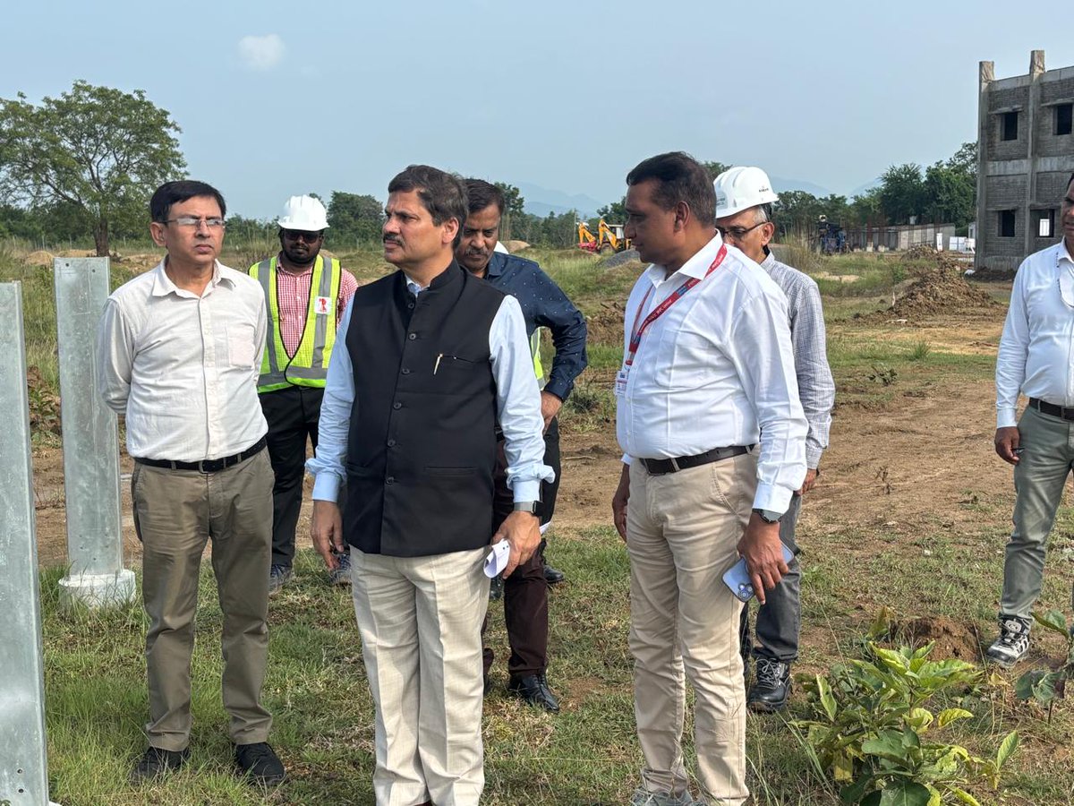 nhpcltd's tweet image. Sh. Sanjay Kumar Singh, Director (Projects), #NHPC visited Solar Project at Ganjam, Odisha on 1st November 2025 to review the status of works. 
During the visit, Sh. Bidya Dhar Moharana, HOP apprised Director (Projects) about the ongoing activities of the Project. 

Sh. Singh…