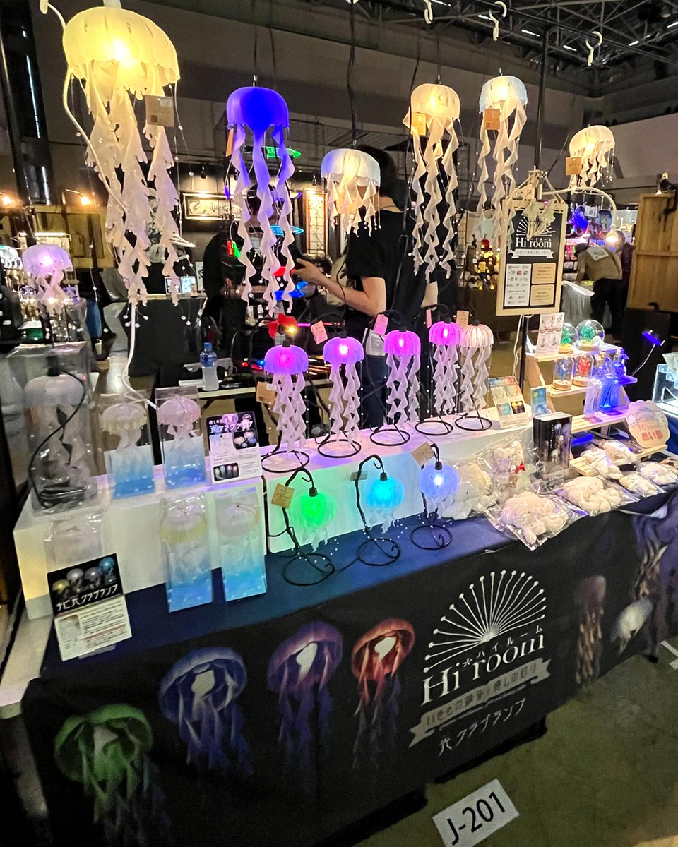 デザインフェスタ62に両日参加させていただきます！
暗いエリアがあるイベントはデザフェスだけなので、また光クラゲランプもりもり光らせたいと思ってます✨
よろしくお願いします！
★出展名：Hi*room
★ブース：西館4階 暗いエリア K-44,45
★出展日：両日  
<a href="/designfesta/">デザインフェスタ公式</a> 
#デザフェス62リポスト