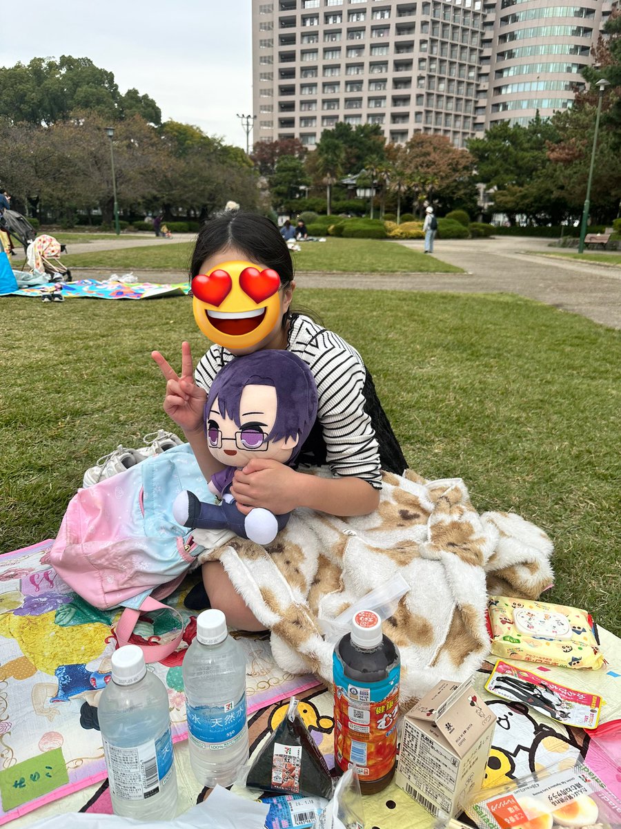 b____mr's tweet image. 推しとピクニック🧺
お弁当？日曜の母はコンビニと仲良しなんだよ
