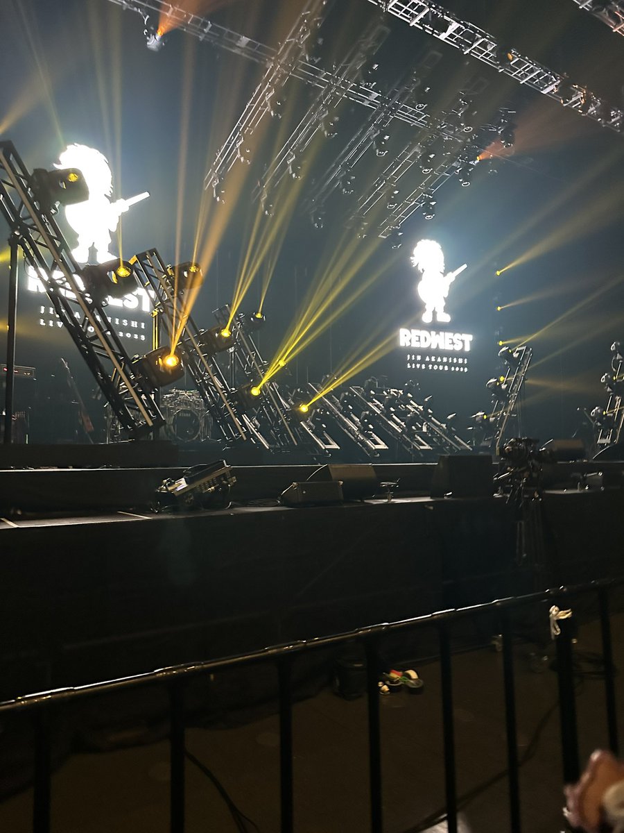 chi_zu1203's tweet photo. 昨日のLIVE実質2列目で、、
綺麗なフェイスライン何回も見られて、、
最高でした😭🫶❤️✨

そんで今日は4階に飛ばされたwww
今日は照明パフォーマンスを
全体的に見られる日🙂‍↕️🥺❤️

#REDWEST https://t.co/MM4Unu6RSb