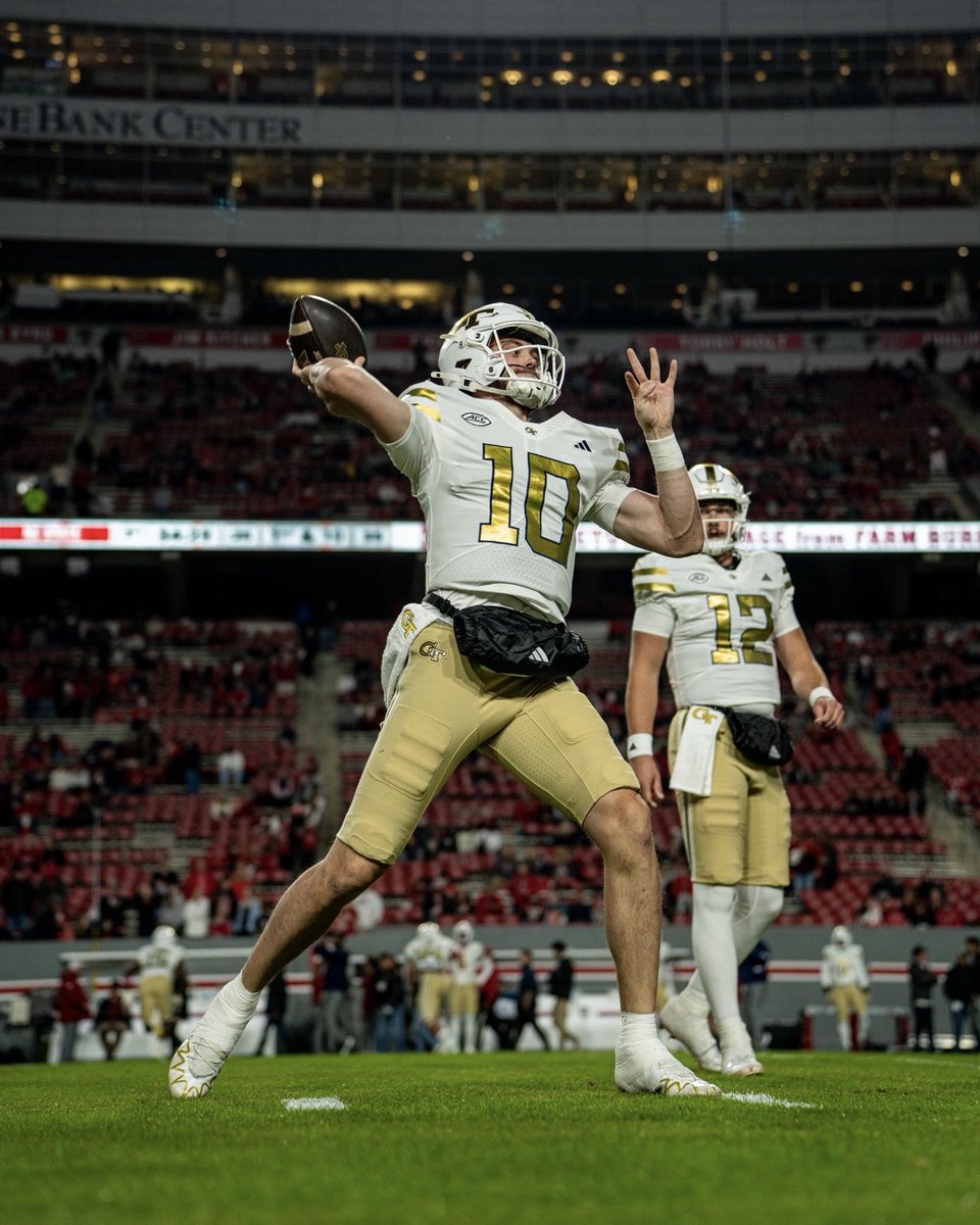GT_Coverage's tweet image. Haynes King tonight:
- 25/35
- 408 passing yards
- 2 passing TDs
- 103 rushing yards
- 2 rushing TDs

Another Heisman performance from King but the defense gives up 48 points to NC State.

Can’t remember the last time a player put up these numbers and lost.