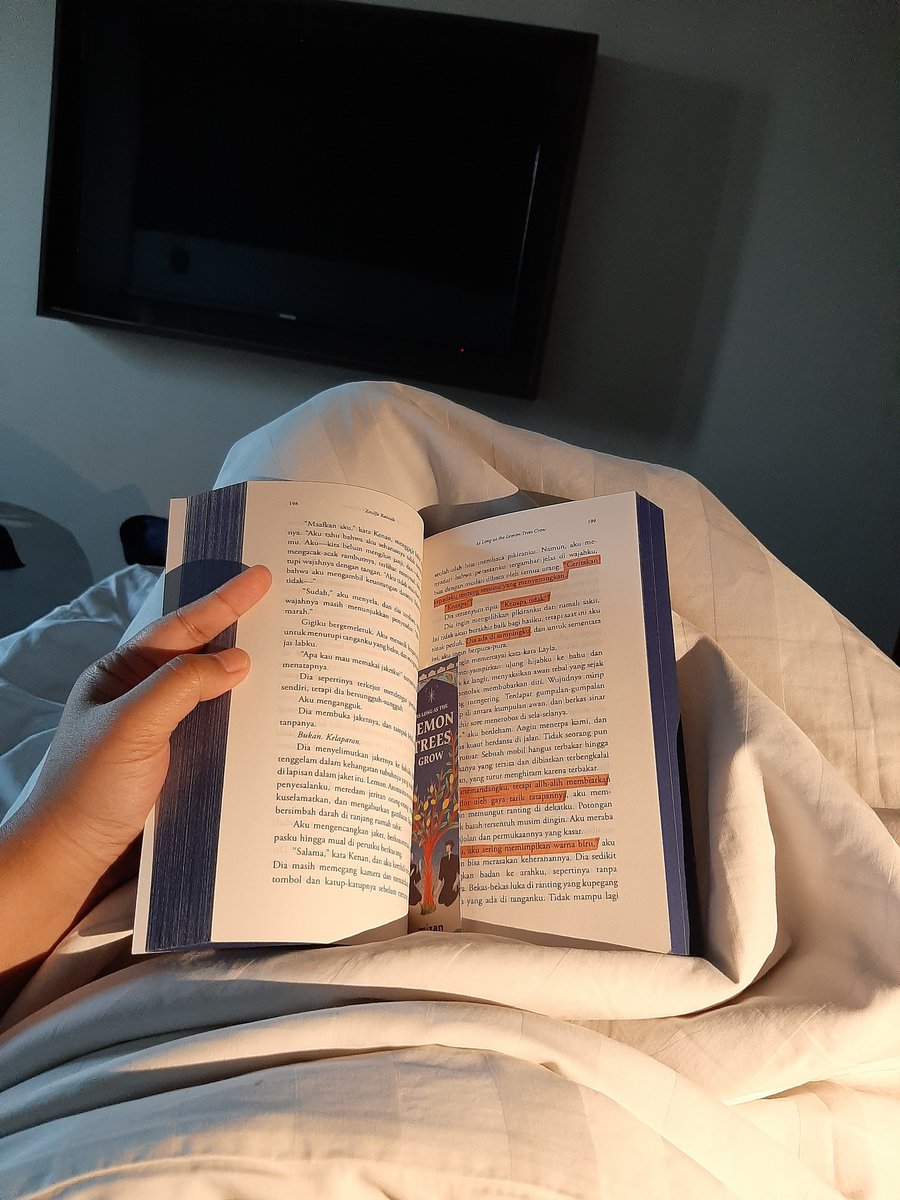 happy weekend, even though monday’s peeking 👀 kalian lagi baca apa??

morning reading in bed with as long as the lemon trees grow by Zoulfa Katouh 🍋🩵
