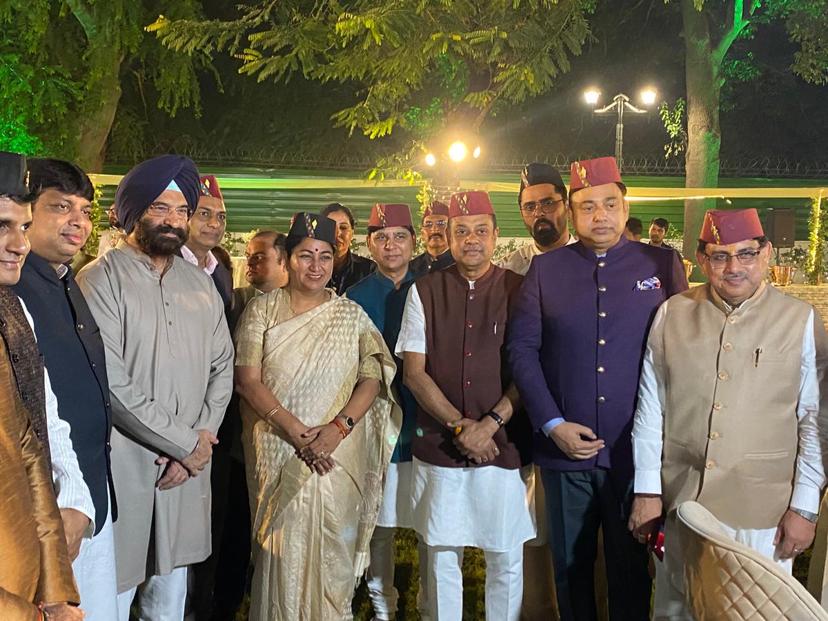 drkaushalk's tweet photo. माननीय सांसद श्री अनिल बलूनी जी के आवास पर इगास पर्व के आयोजन में शामिल होने का अवसर मिला।
इस पवित्र पर्व के आयोजन और आत्मीय सत्कार के लिए मैं हृदय से श्री @anil_baluni जी का धन्यवाद करता हूँ।
दीपावली के ग्यारहवें दिन मनाया जाने वाला इगास, उत्तराखंड की समृद्ध, सजीव और आत्मीय संस्कृति का उत्सव है।
यह पर्व हमारी आस्था, कृतज्ञता और परंपरा से जुड़ी उस लोकभावना का प्रतीक है, जो हमें अपनी जड़ों से, अपने लोकगीतों, लोकनृत्यों और सामूहिक जीवन मूल्यों से जोड़ता है।

ऐसे पर्व हमें याद दिलाते हैं कि आधुनिकता के बीच भी हमारी पहचान अपने लोक और अपनी मिट्टी से ही है।
