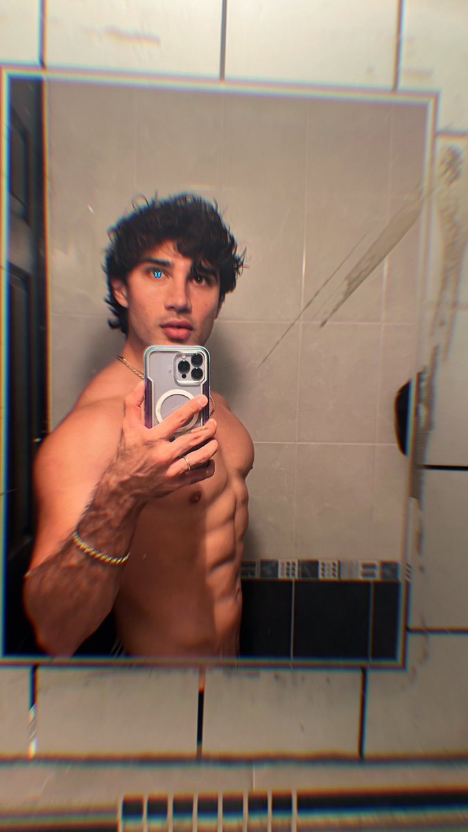 JassielBecerril's tweet photo. I dream of you in colors that don’t exist. https://t.co/X6QgDV6nq5