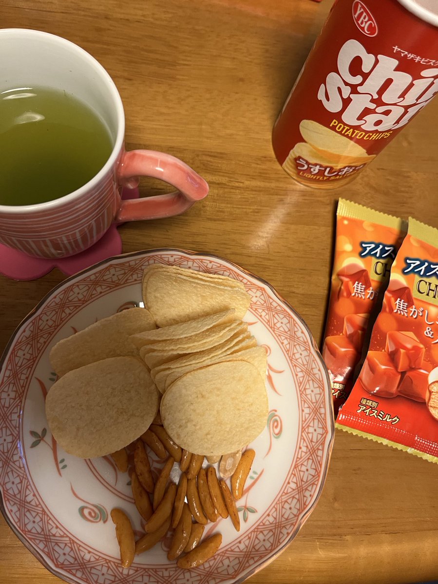 CekdU7HSfO09D74's tweet image. おやつの時間
こんにちは😊
北九州の今は曇り。朝は晴れてたのに…
今日と昨日のおやつ。
昼ごはん食べてすぐに羊羹。
昨夜はアイスからの〜チップス。
アイスは甘欲ってフレーズに引き寄せられました💕満足です。
連休2日目、コスモス祭りに行って散歩します。