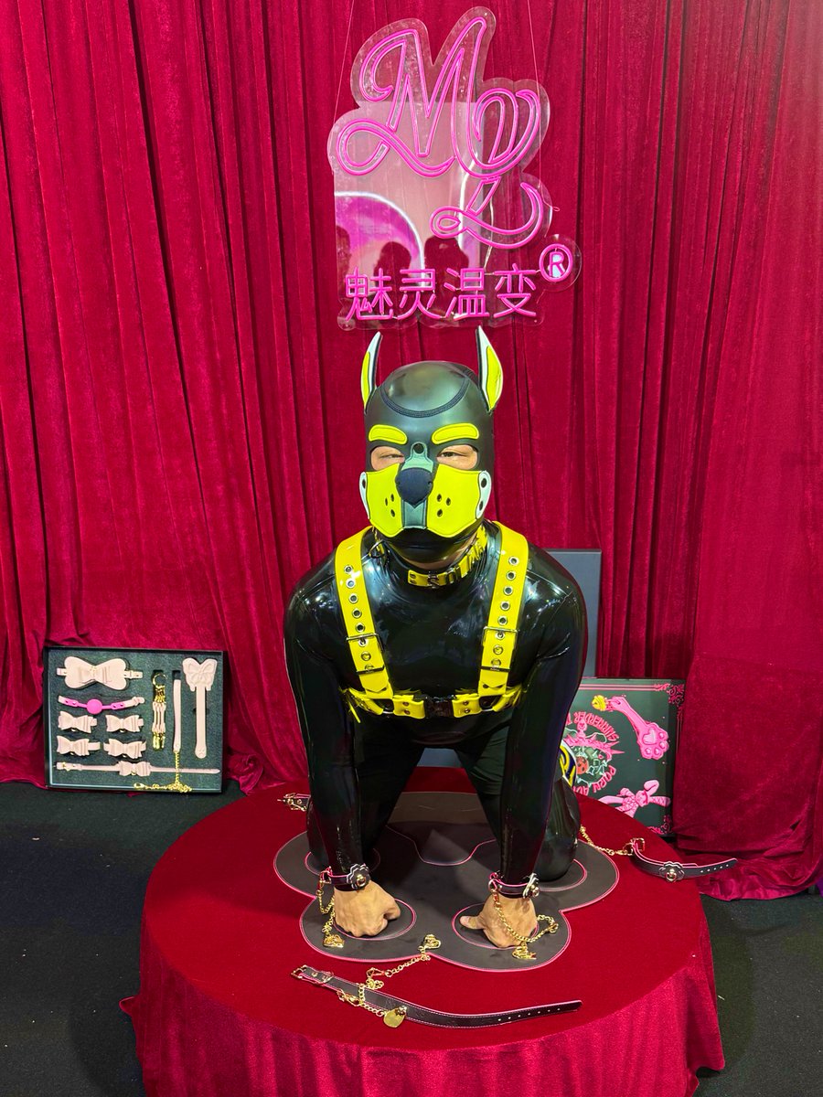 我可是乖狗狗喔🐶

#廣州成人展 #魅靈溫變