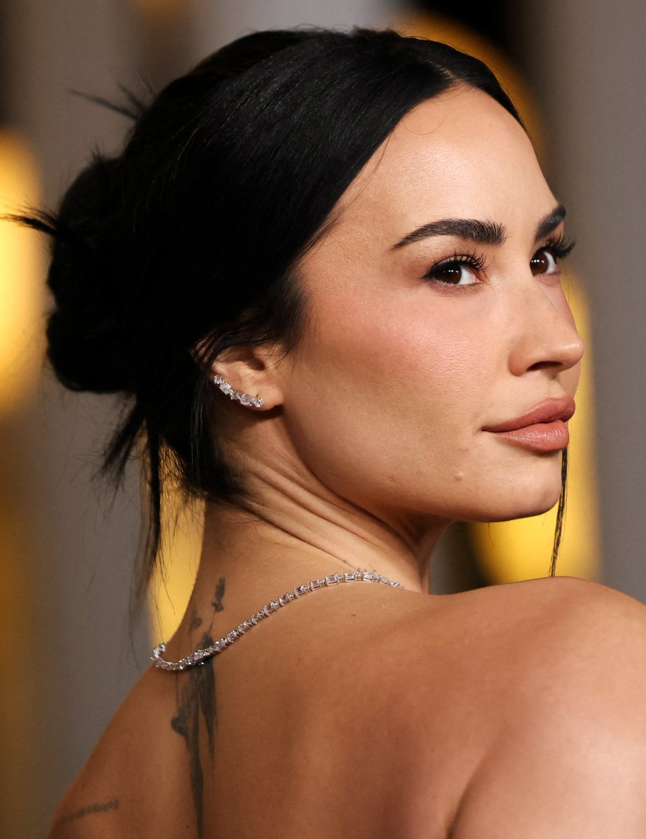 archivefordemi's tweet photo. demi lovato is insanely beautiful. https://t.co/gUT8aIgxZe
