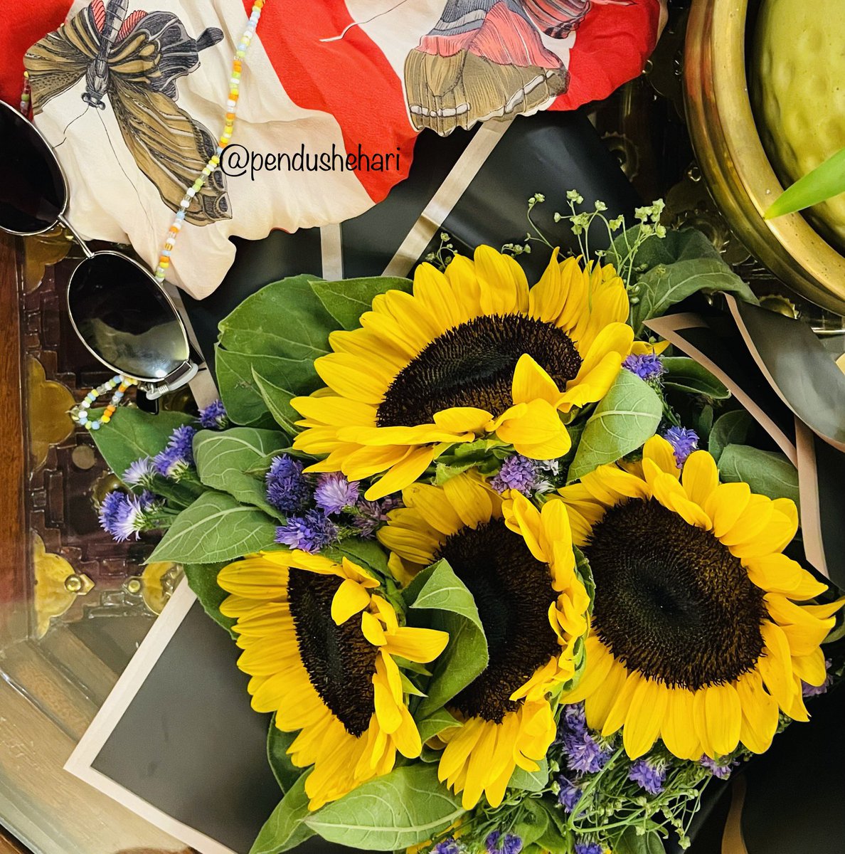 When your scarf and shades team up with sunflowers, you know it’s a perfect Sunday 😎🌻 

#SundayYellow