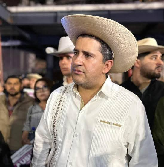 hgordoa's tweet photo. Carlos Manzo, alcalde de Uruapan, Michoacán, fue asesinado por dos sicarios la noche de este sábado 1 de noviembre, exigió a la presidenta, Claudia Sheinbaum, aque hubiera mayor presencia de las autoridades para brindar seguridad a los habitantes de Uruapan. https://t.co/iQutGpLcEI