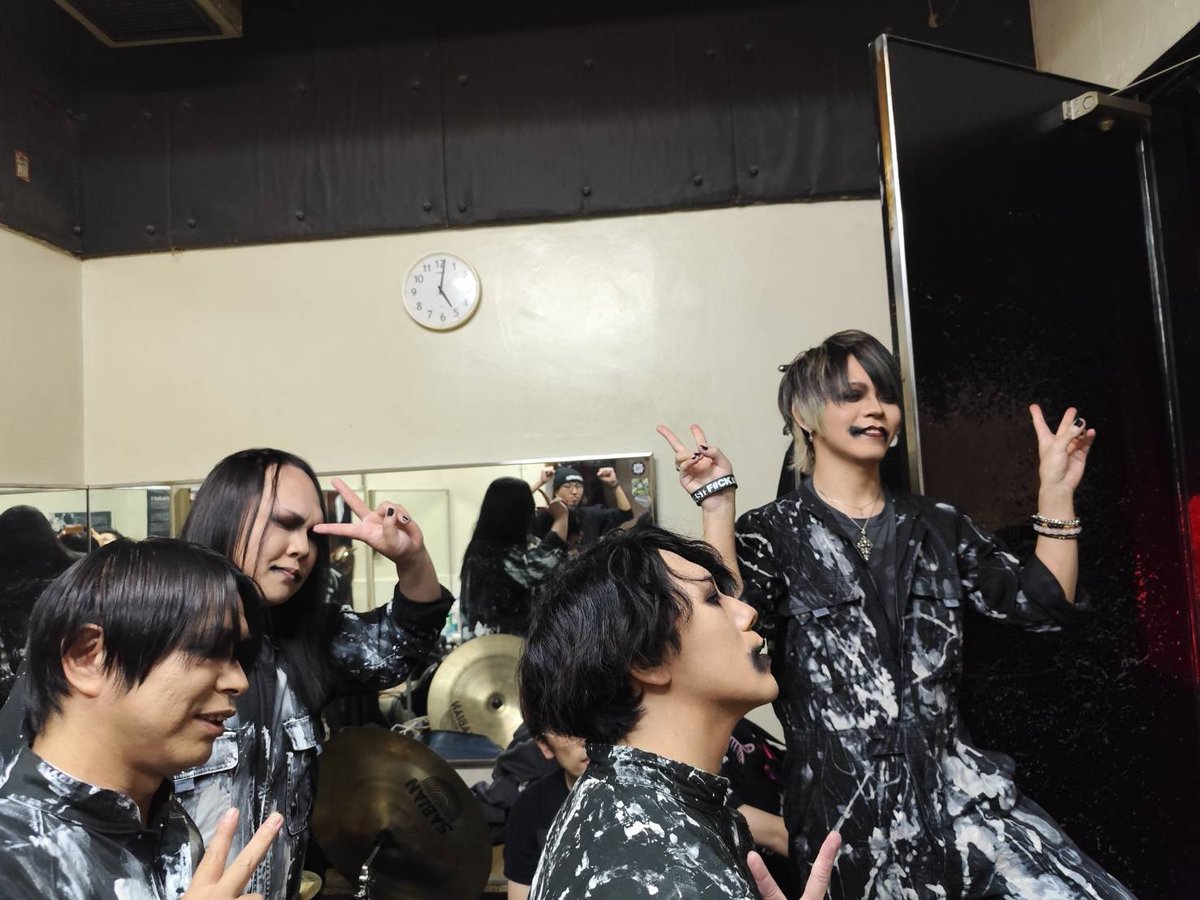 bass_akaneko's tweet image. 昨日の #ラメフェス 楽しかったー！
ガッツリ化粧してもらって
MUCCのコピバンMOPPでベース弾きました！！あざました！！

~セトリ~
SE ホムラウタ
流星
G.G.
ハニー
五月雨
娼婦
蘭鋳

#MUCC