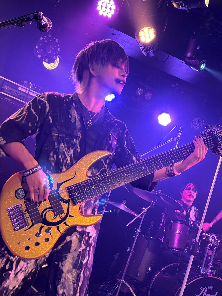 bass_akaneko's tweet image. 昨日の #ラメフェス 楽しかったー！
ガッツリ化粧してもらって
MUCCのコピバンMOPPでベース弾きました！！あざました！！

~セトリ~
SE ホムラウタ
流星
G.G.
ハニー
五月雨
娼婦
蘭鋳

#MUCC