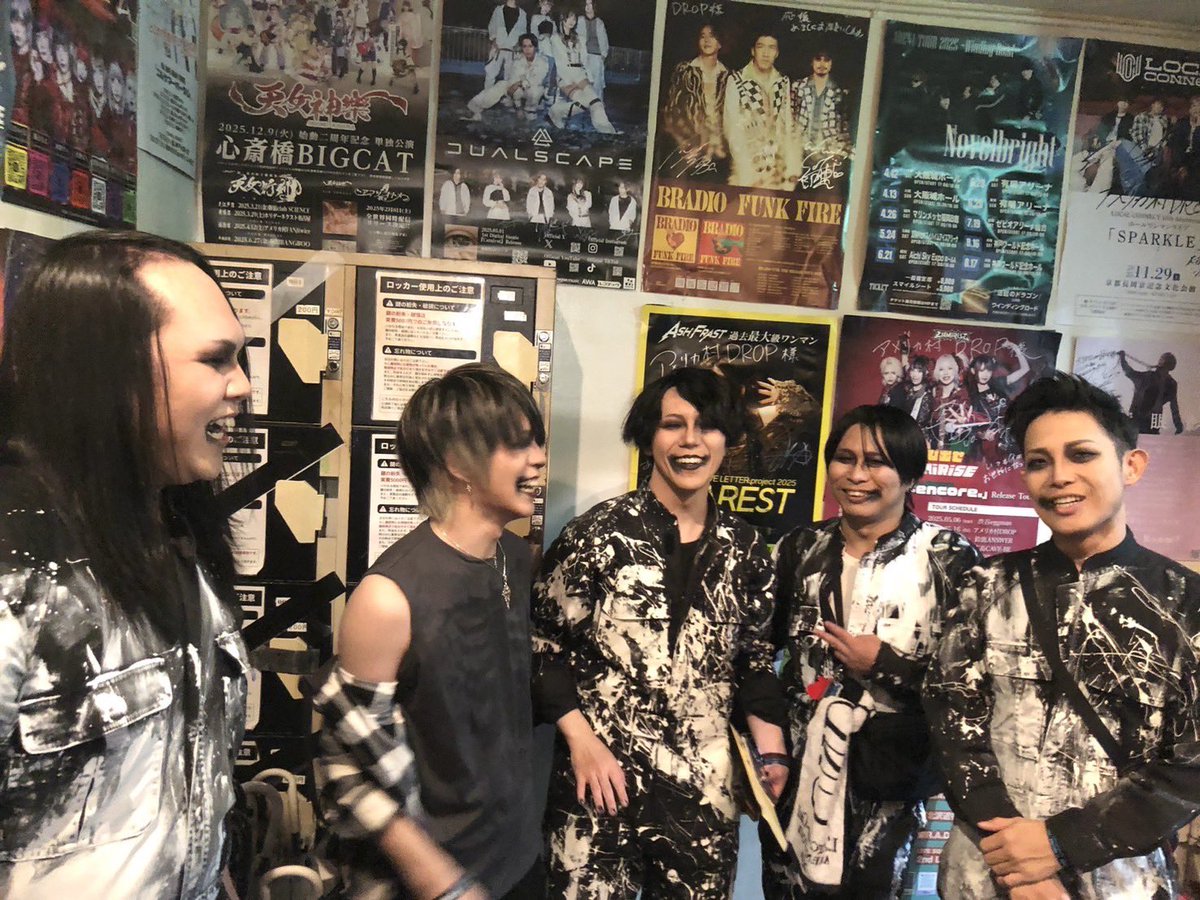 bass_akaneko's tweet image. 昨日の #ラメフェス 楽しかったー！
ガッツリ化粧してもらって
MUCCのコピバンMOPPでベース弾きました！！あざました！！

~セトリ~
SE ホムラウタ
流星
G.G.
ハニー
五月雨
娼婦
蘭鋳

#MUCC