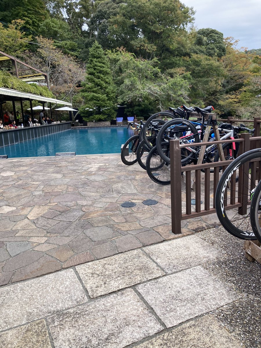 CLUB_LOTUS2013's tweet photo. 仁科峠を登ってから足湯併設のベーカリー #東府や さんでランチ https://t.co/iz4Za3YJGo