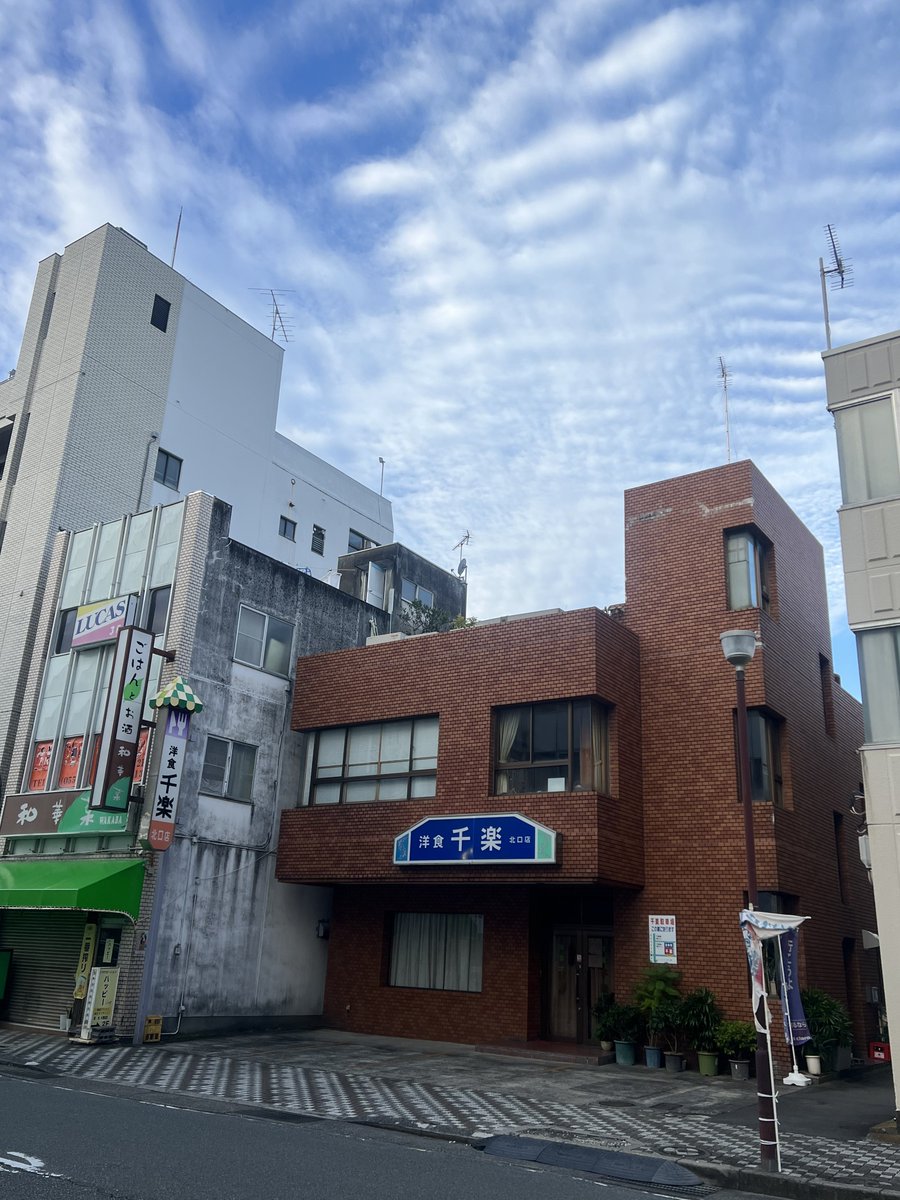 洋食 千楽 さんのカツハヤシ✨
🍖肉たっぷりの濃厚なハヤシライスに
分厚くサクサクのカツがとても美味しい🎵
他のメニーもチャレンジしてみたいが、
毎回こちらを頼んでしまう💦
オムライスも気になる〜