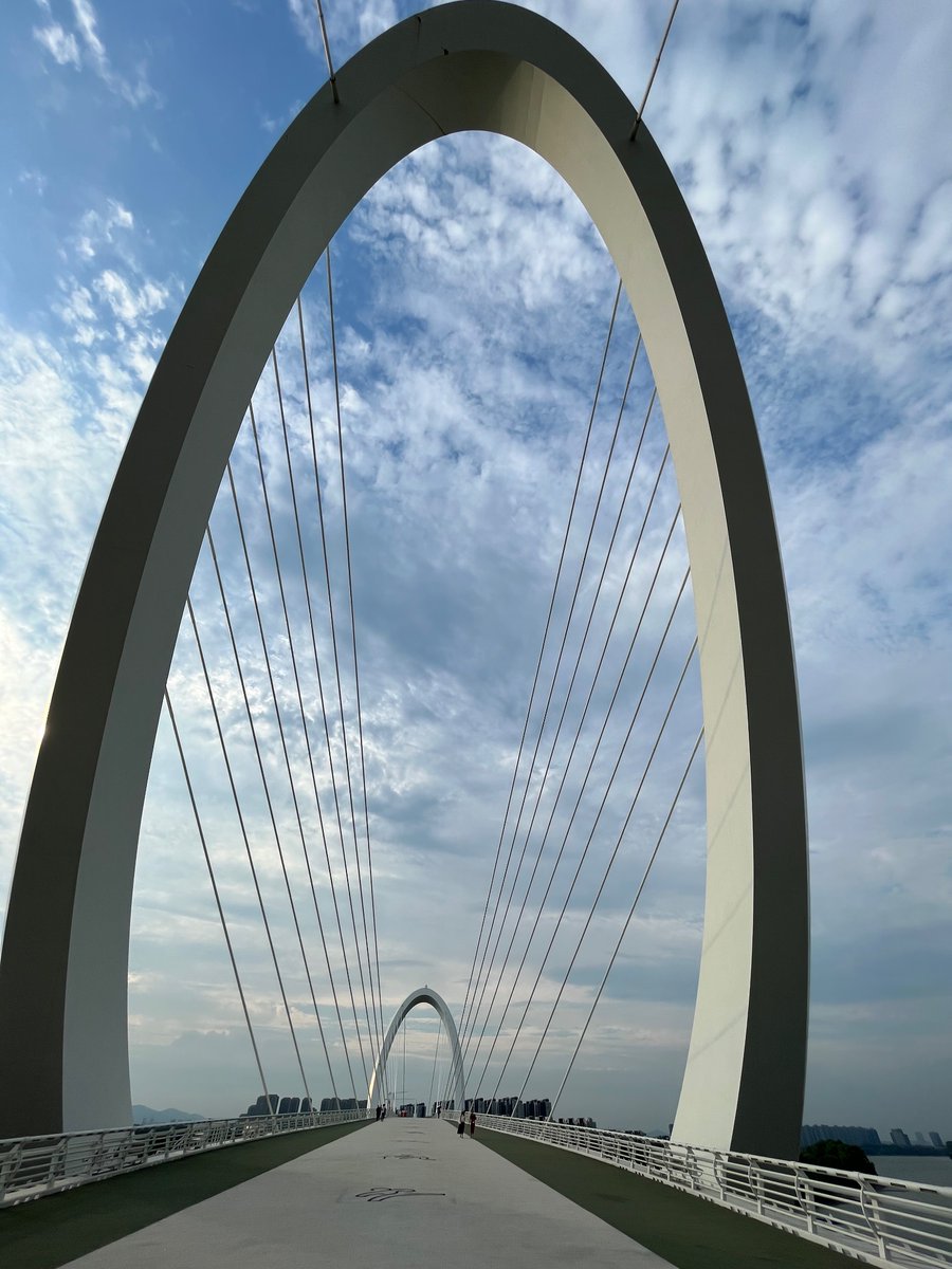 今天天气不错，去江边晒晒太阳