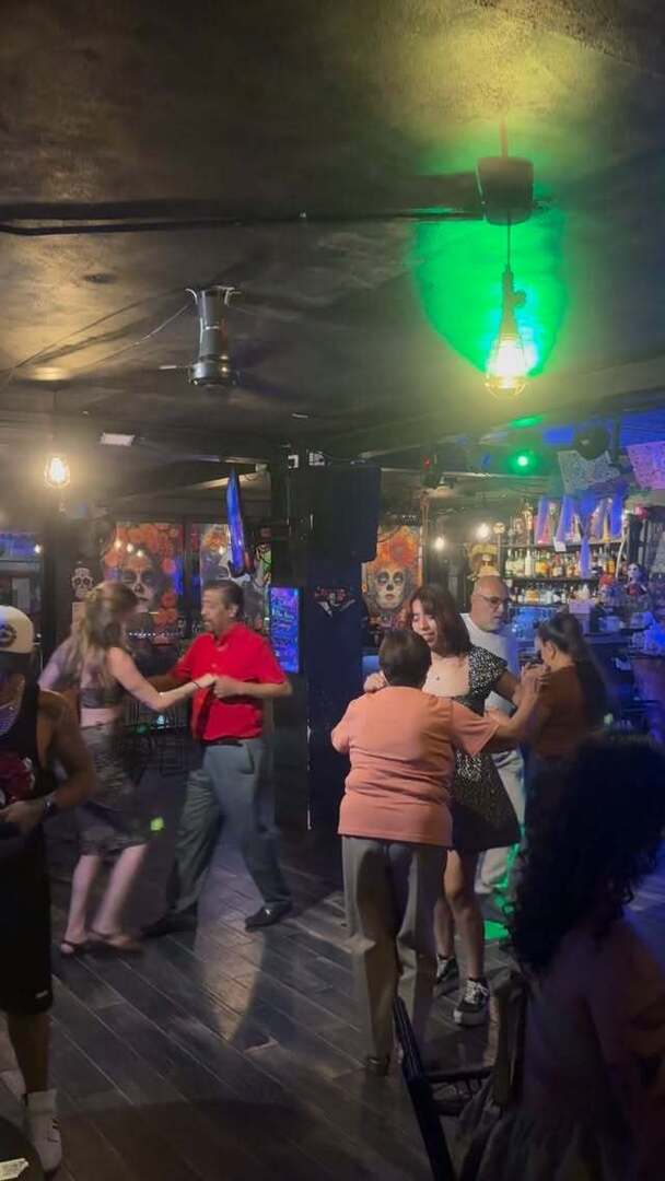 AlpVonKri's tweet image. ✨ Al final, los mejores planes no se planean…
Solo fluyen entre buena comida, buena compañía y buen baile. 🕺🥃💃

Y si el ritmo se apodera del cuerpo… pues que siga la noche. 🔥🎶

#NocheDeBaile #SalsaTime #BuenaCompañía #GoodVibesOnly #PuertoVallart… instagr.am/p/DQigWTgDupJ/