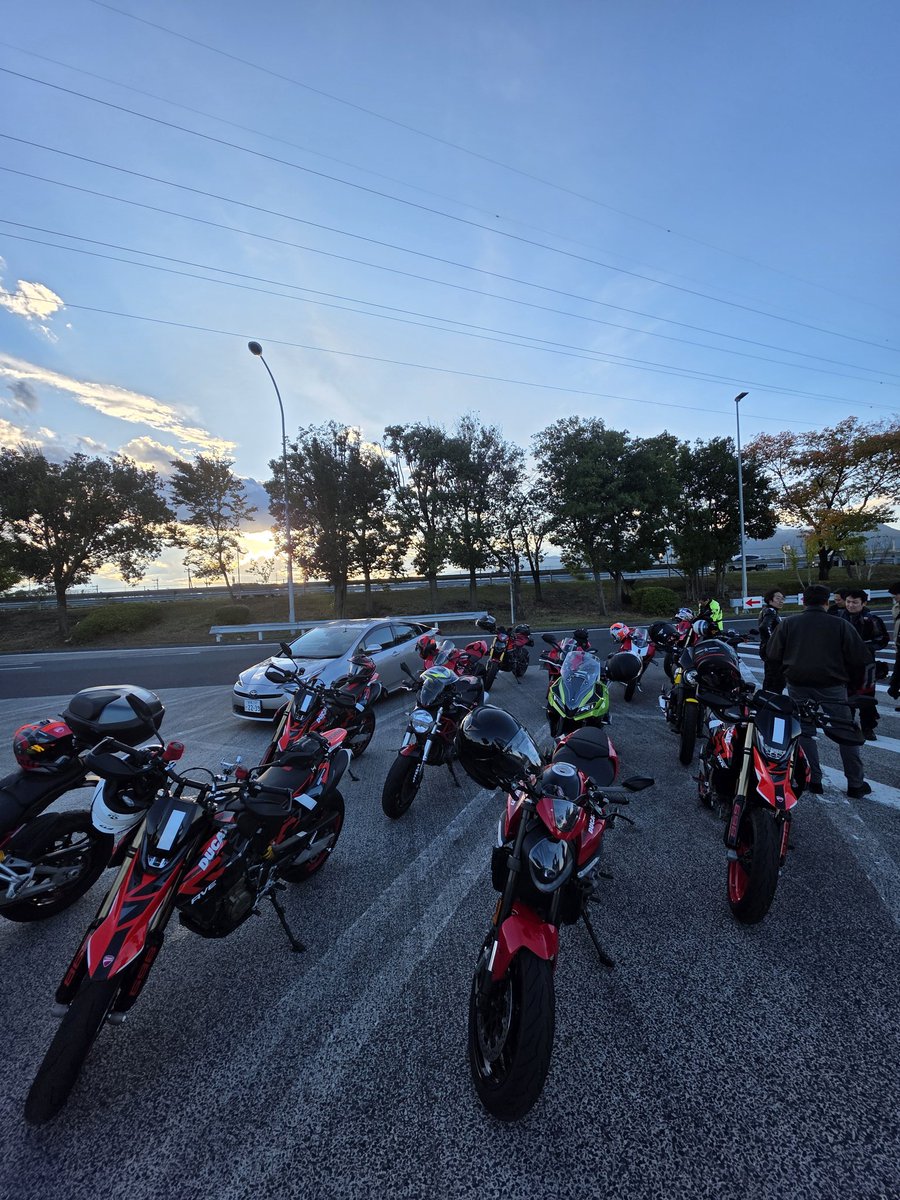 #DUCATI
#パニガーレV4S
#エヴァンゲリオン
久々のドゥカティ東名横浜ツーリング。
楽しかったです👍️
チェーンコンバートしました。
525から520にサイズダウン。
前後ともISAのスプロケ。
リアスプロケット一丁上げ。
チェーンはせっかくなのでエヴァの限定カラー。
見た目も乗り味もいい感じです☺️