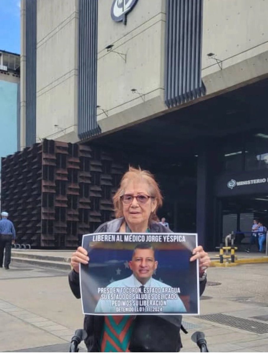 Carmen Dávila de 90 años  Madre del Dr. Villacurano Jorge Yespica quien cumple hoy 1 año injustamente detenido en el penal de Tocoron del Estado #aragua pide su libertad desde el ministerio público en andaderas, con diabetes y luchando por mantenerse en pie exigiendo la libertad