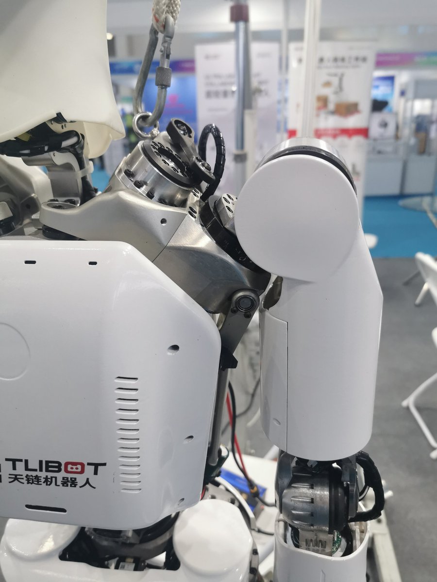 cabeljc's tweet image. Interesting shoulder design from Tlibot with a scapula-inspired actuation. #humanoidrobot #HumanoidRobotics
