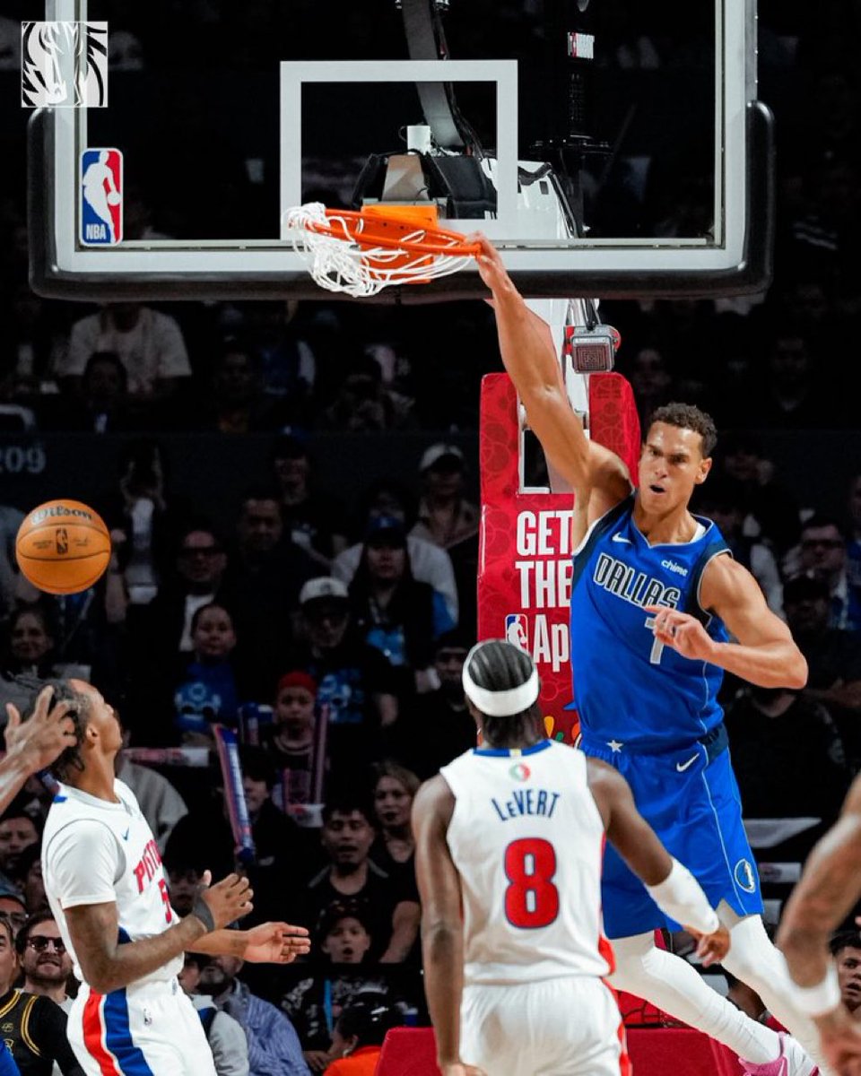 Pasan los jugadores, las temporadas, hasta los países (!) pero sigue Dwight Powell.