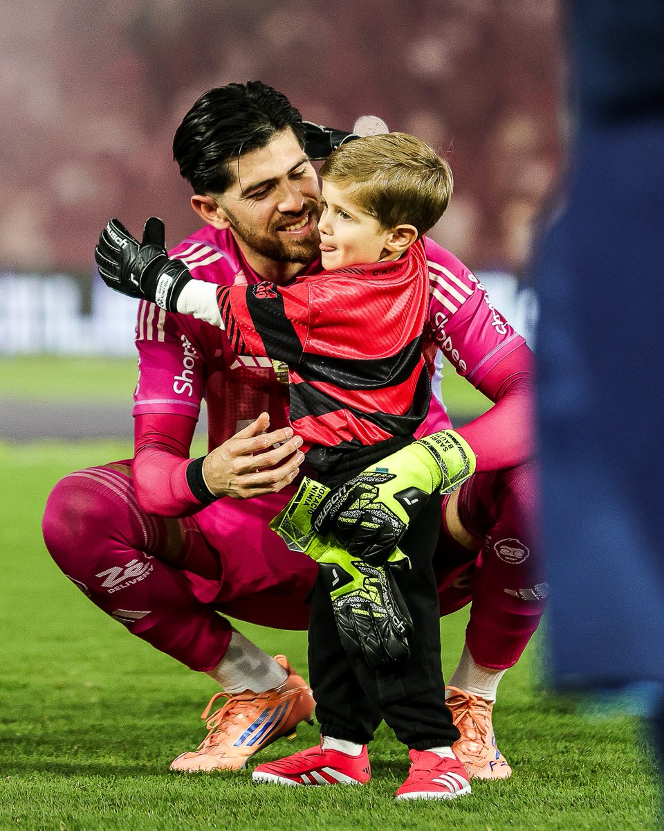 CentralFlaNacao's tweet photo. o filho do rossi com a luva de goleiro e o manto retrô

que fofura https://t.co/apQ08kDymO