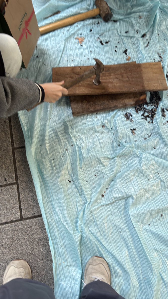 sum7hope's tweet image. サーキュラーステーションでは細かくゴミの分類されるんだけど、ムール貝の殻はお客さんに足で踏んでもらったりトンカチでたたいてもらって細かく砕いたものが肥料に使われてた！
 #melc2025