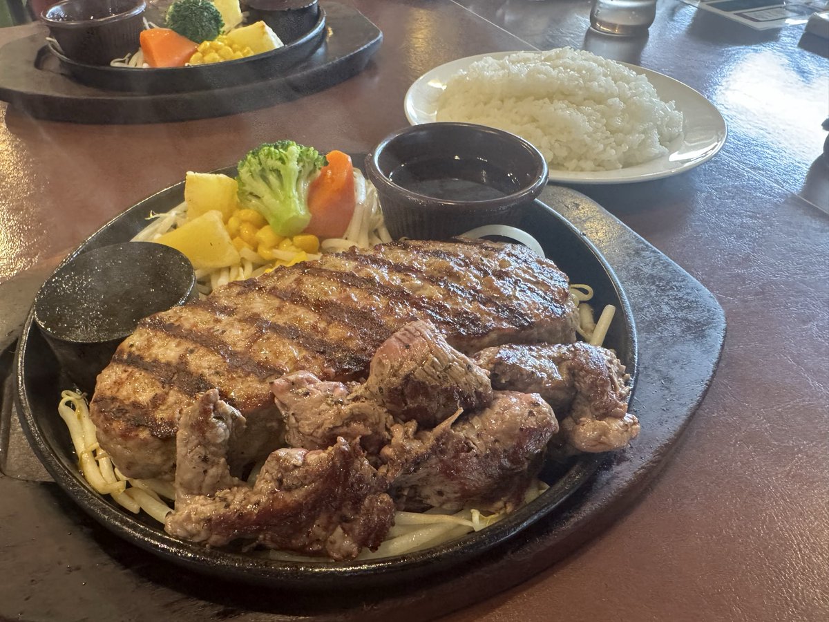 caesar_hopper's tweet image. 今日のお昼は #カウベル八千代本店 で
名物の弾力ハンバーグステーキ