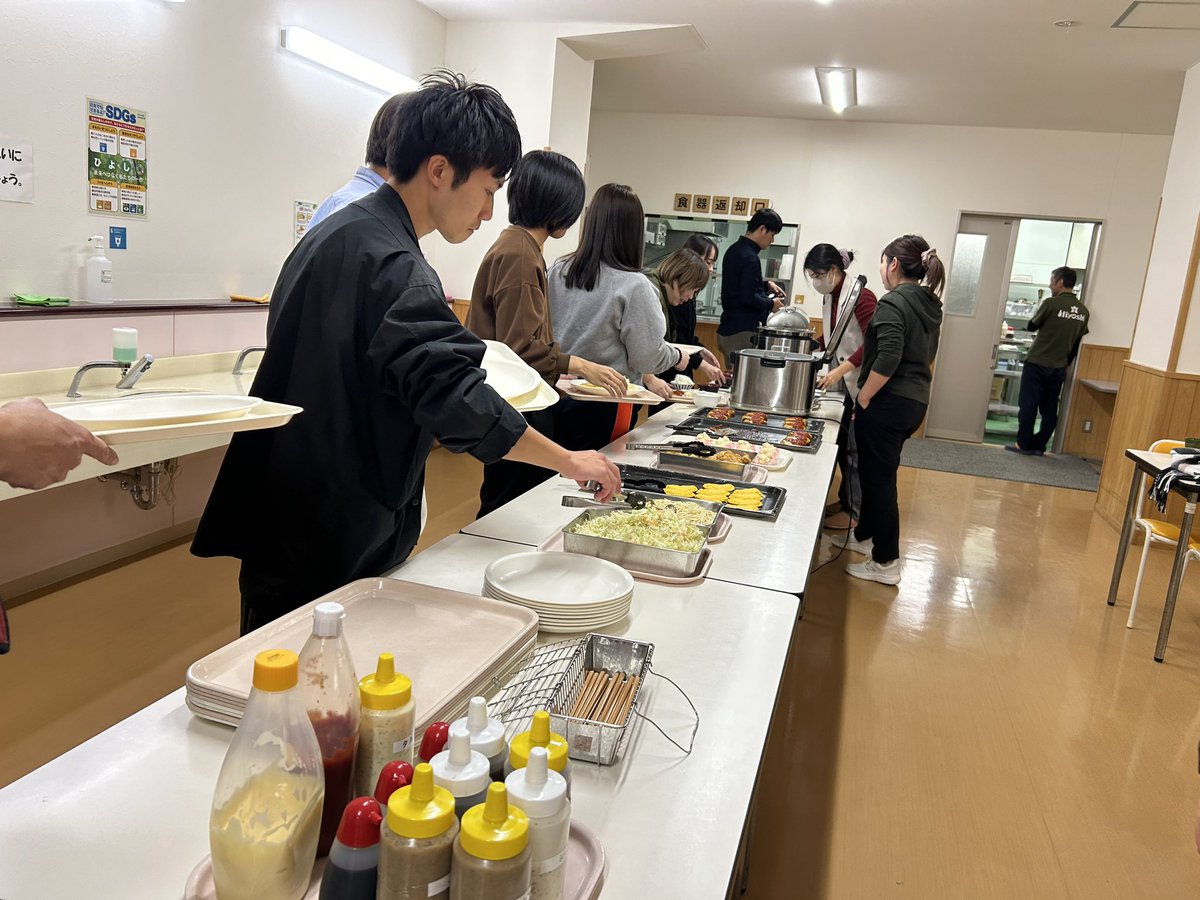 #よりより秋合宿

1日目前半の練習が終わりました🎶

今回は本番に向けた練習だけでなく、課題曲をチームごとに練習して披露し、アンサンブル力も磨いていきます✨️
美味しい昼食をとって次はレクレーションです！！🏃‍♂️